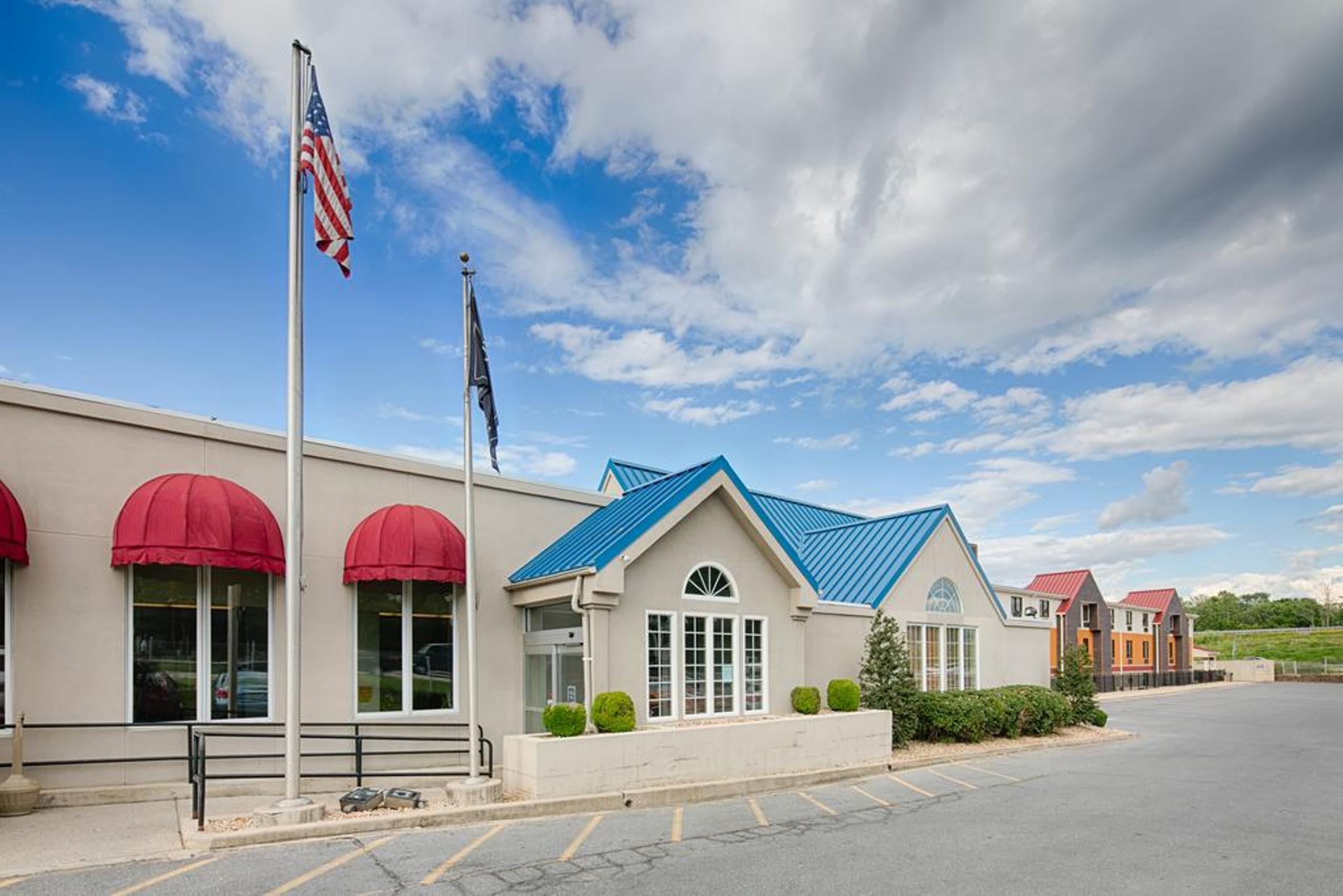 Clarion Inn&Suites Chambersburg Exterior foto