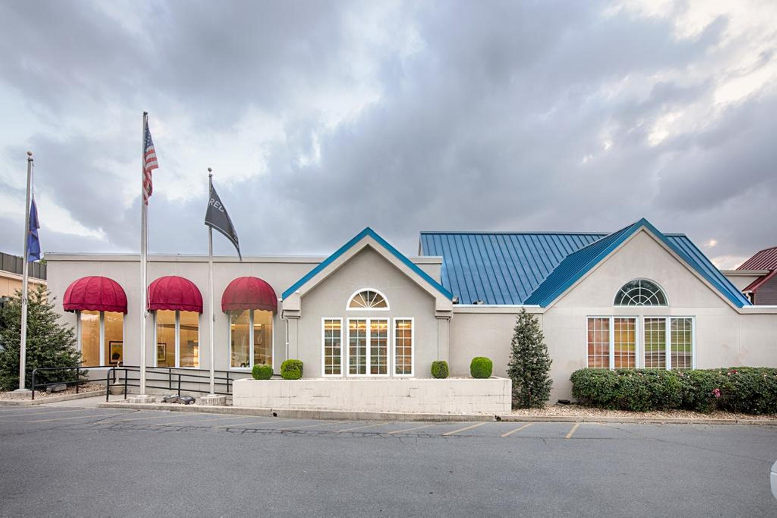 Clarion Inn&Suites Chambersburg Exterior foto